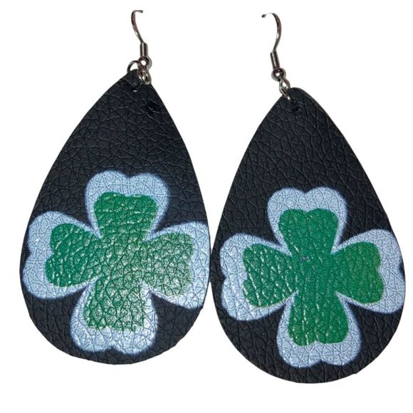 ☀️3/$12☀️ Black with Green and White Clover Dangle Earrings - Picture 1 of 4